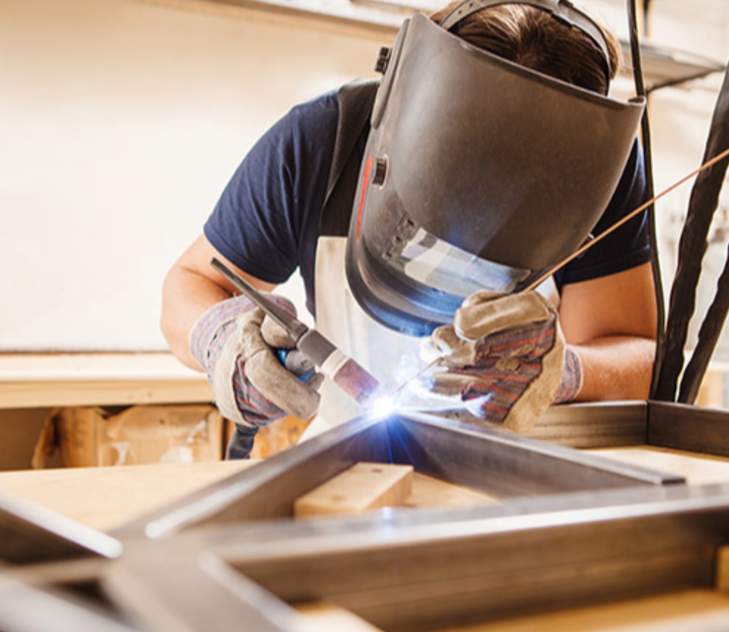 En busca de soldadores y ayudantes de soldador.