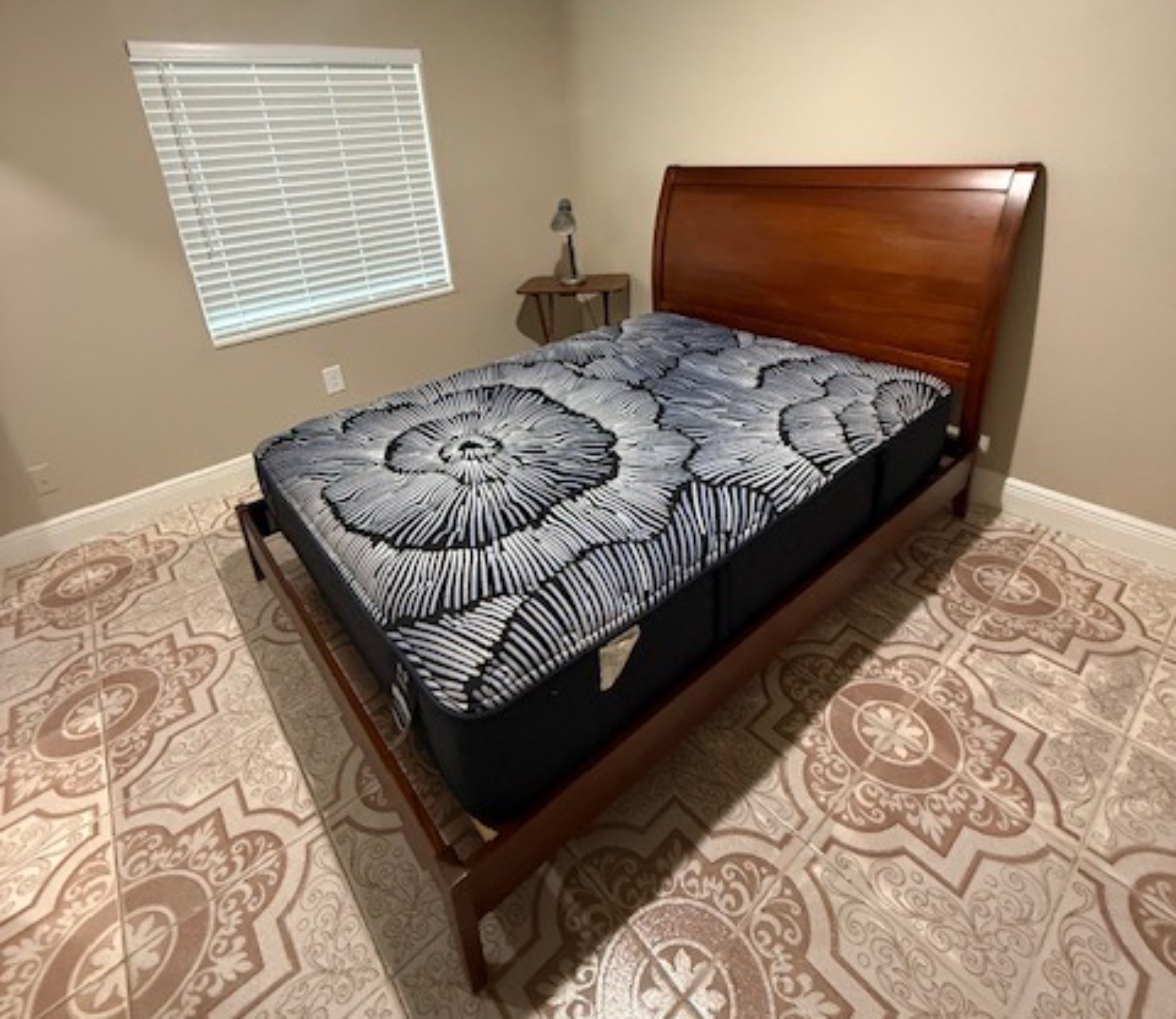 Rento una habitación en casa de familia.