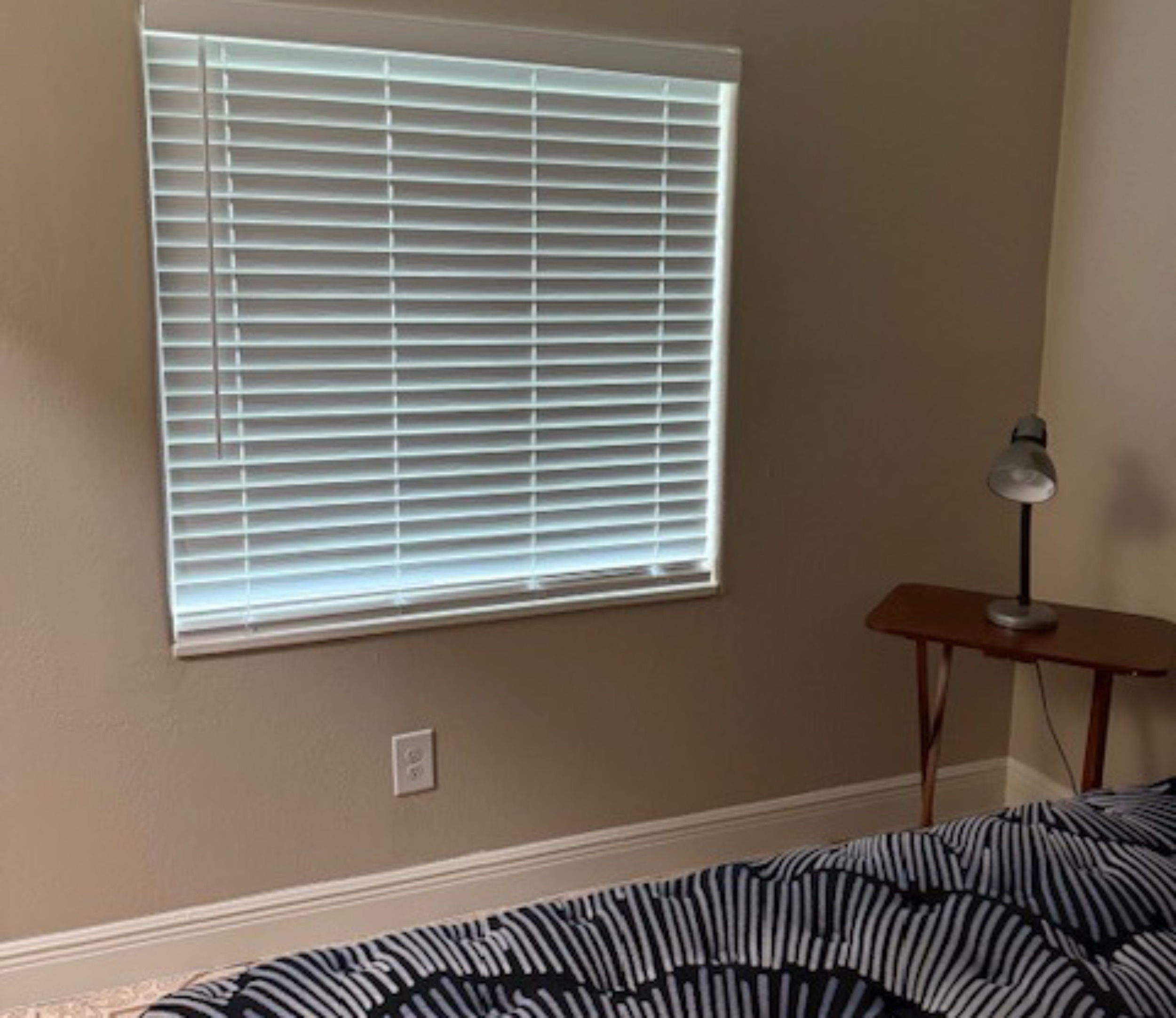 Rento una habitación en casa de familia.