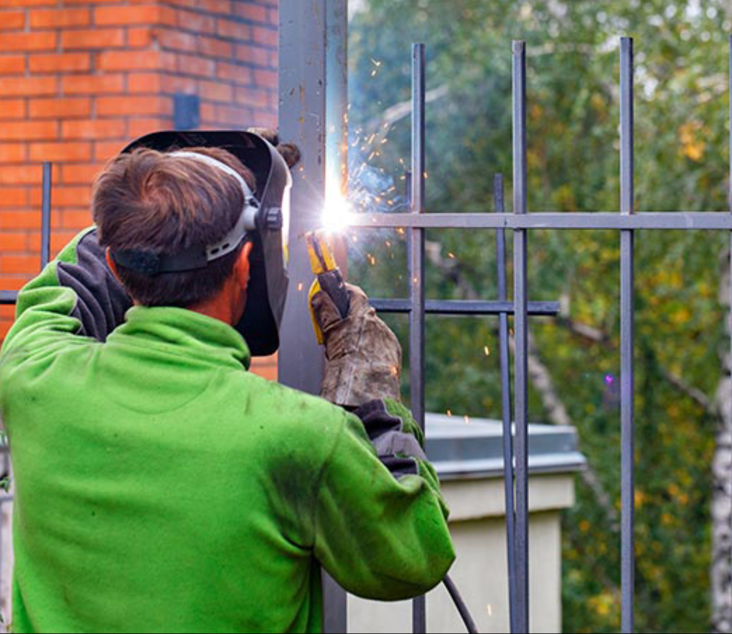 Se busca personal fabricante/instalador de cercas de hierro y madera ornamental