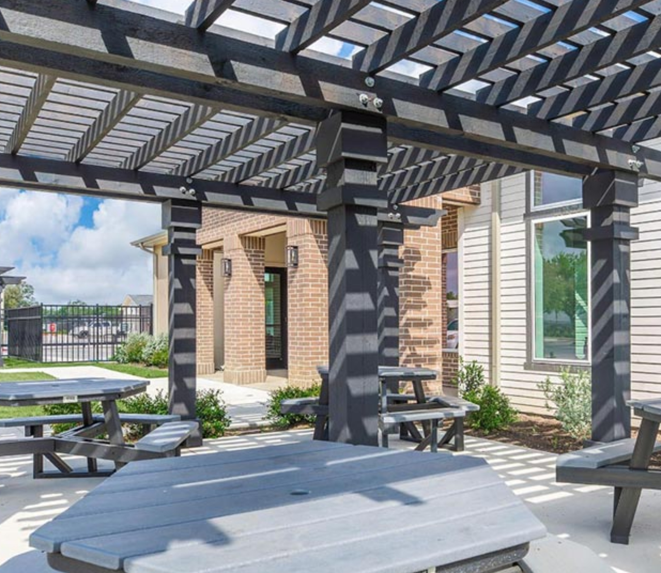 NUEVA COMUNIDAD – LOFTS AT HARTSOOK APARTMENTS