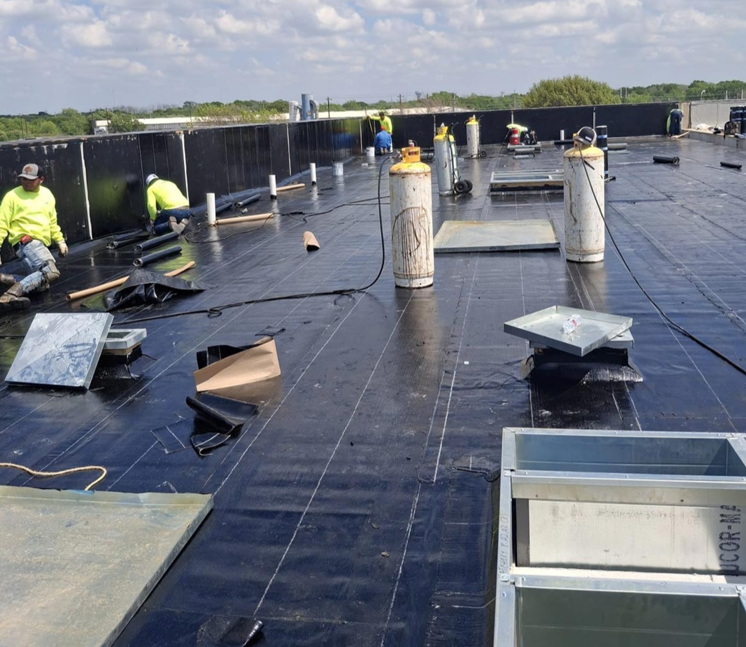 HIRING: Commercial Roofers / Techeros de trabajo comercial