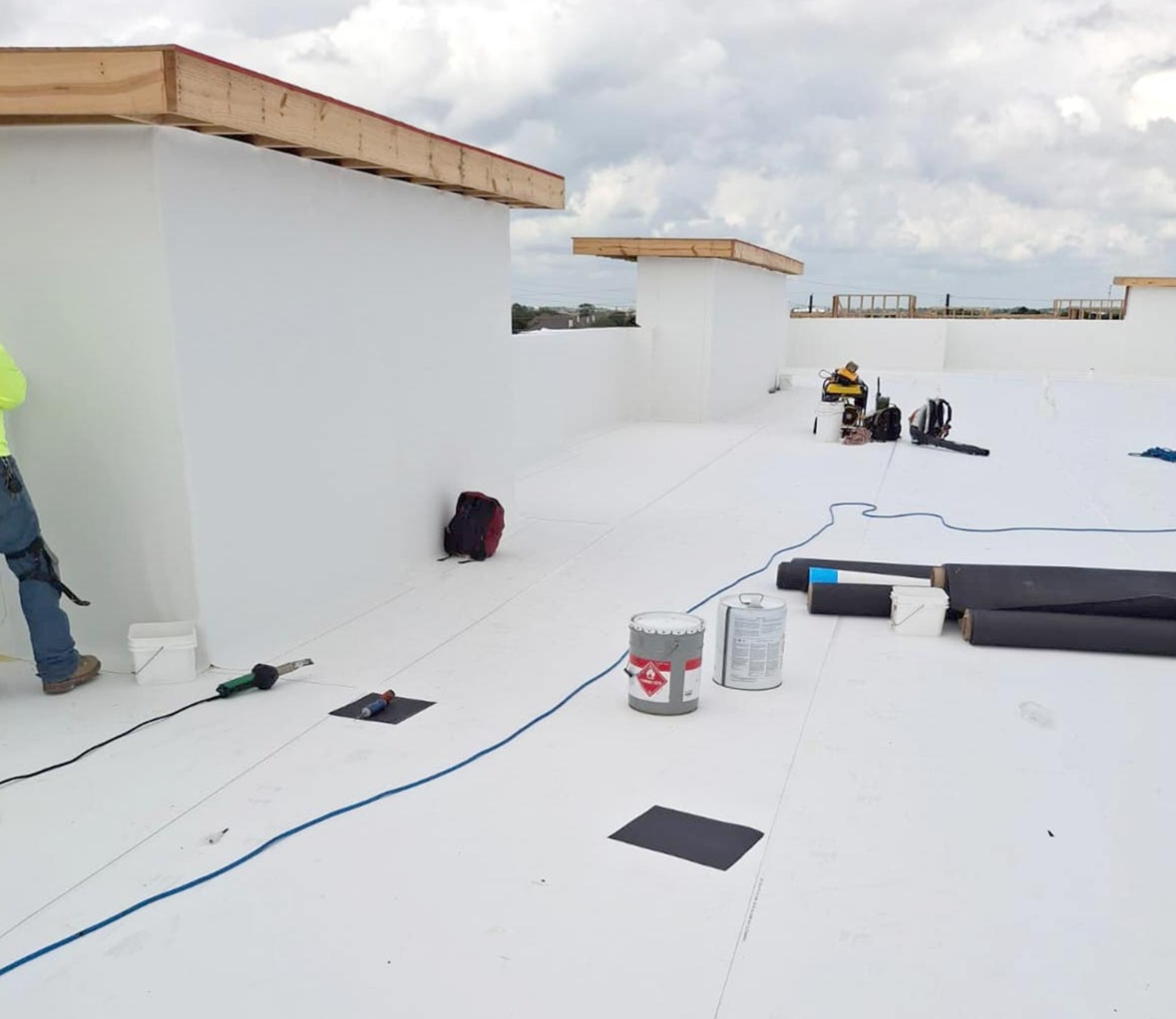 HIRING: Commercial Roofers / Techeros de trabajo comercial