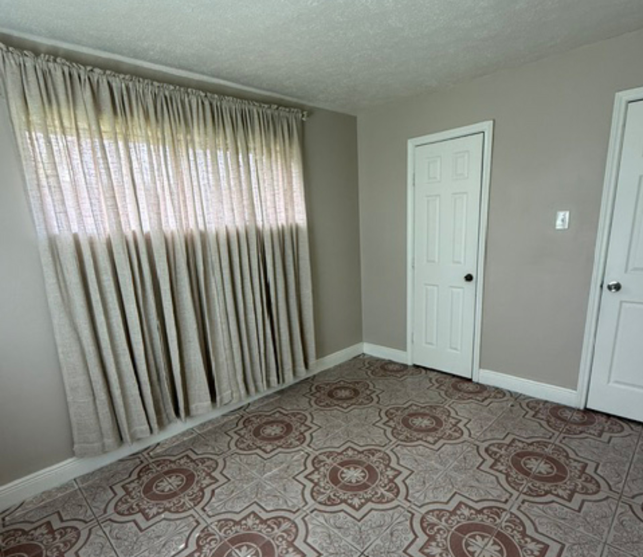 Rento habitación en casa de familia