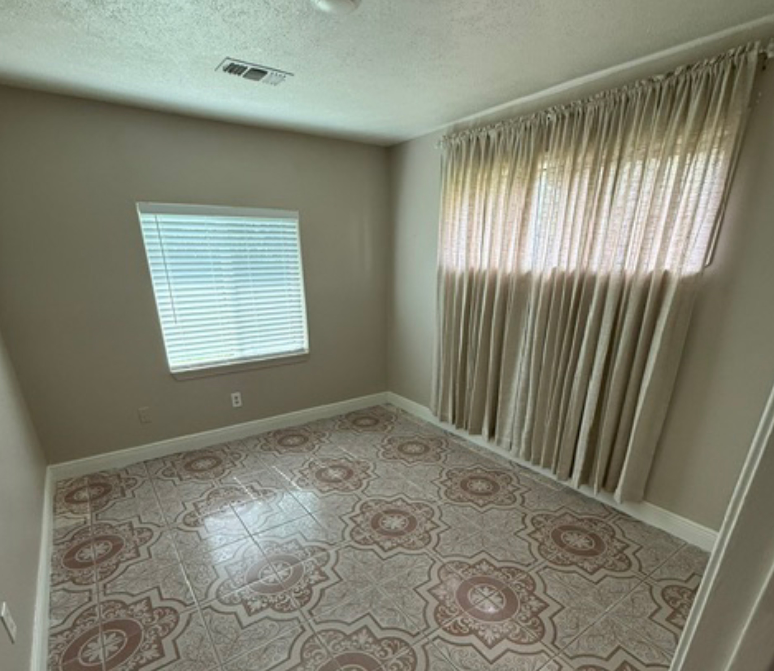 Rento habitación en casa de familia