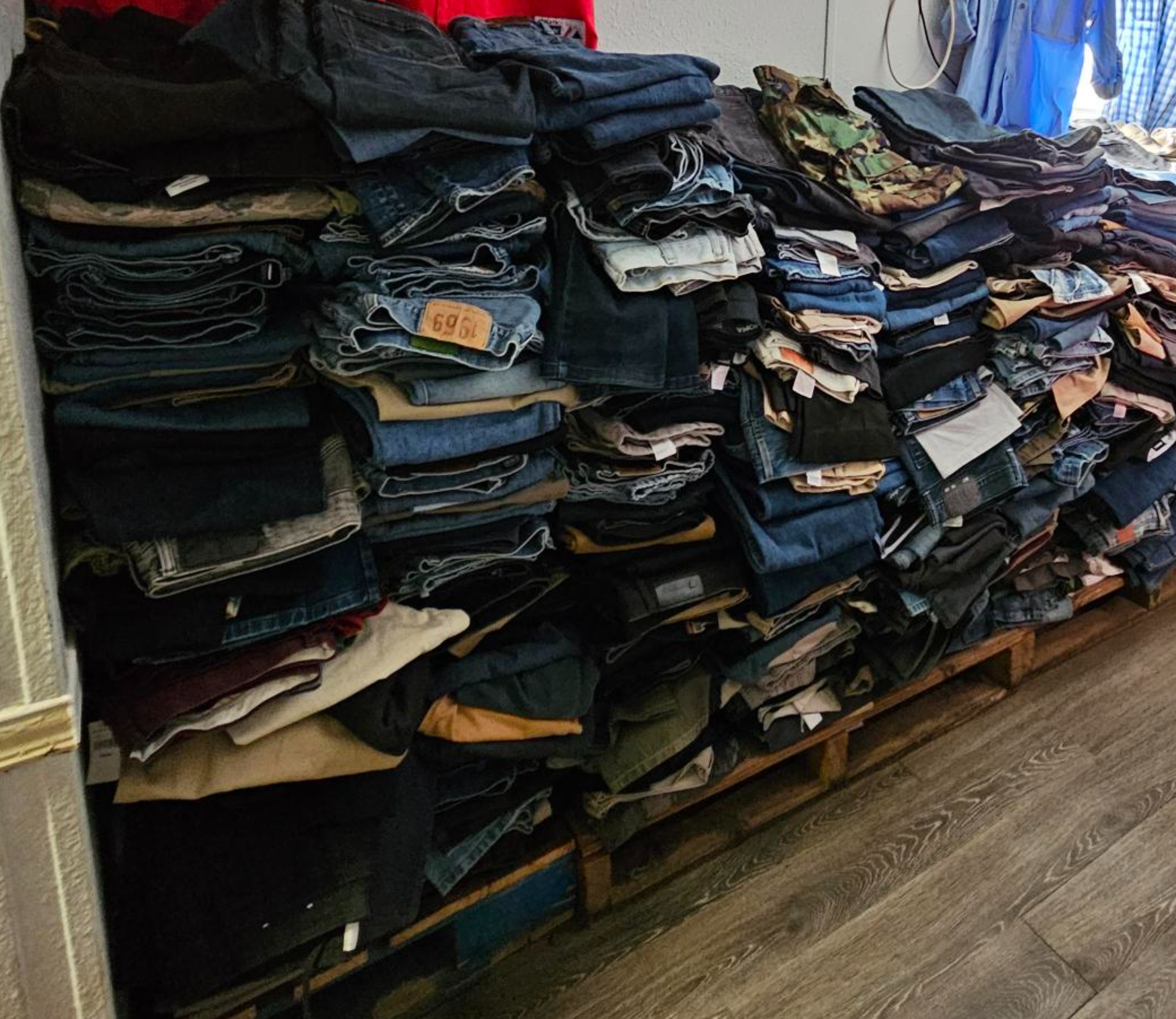 ¡Pantalones  para hombre a solo $10 cada uno.