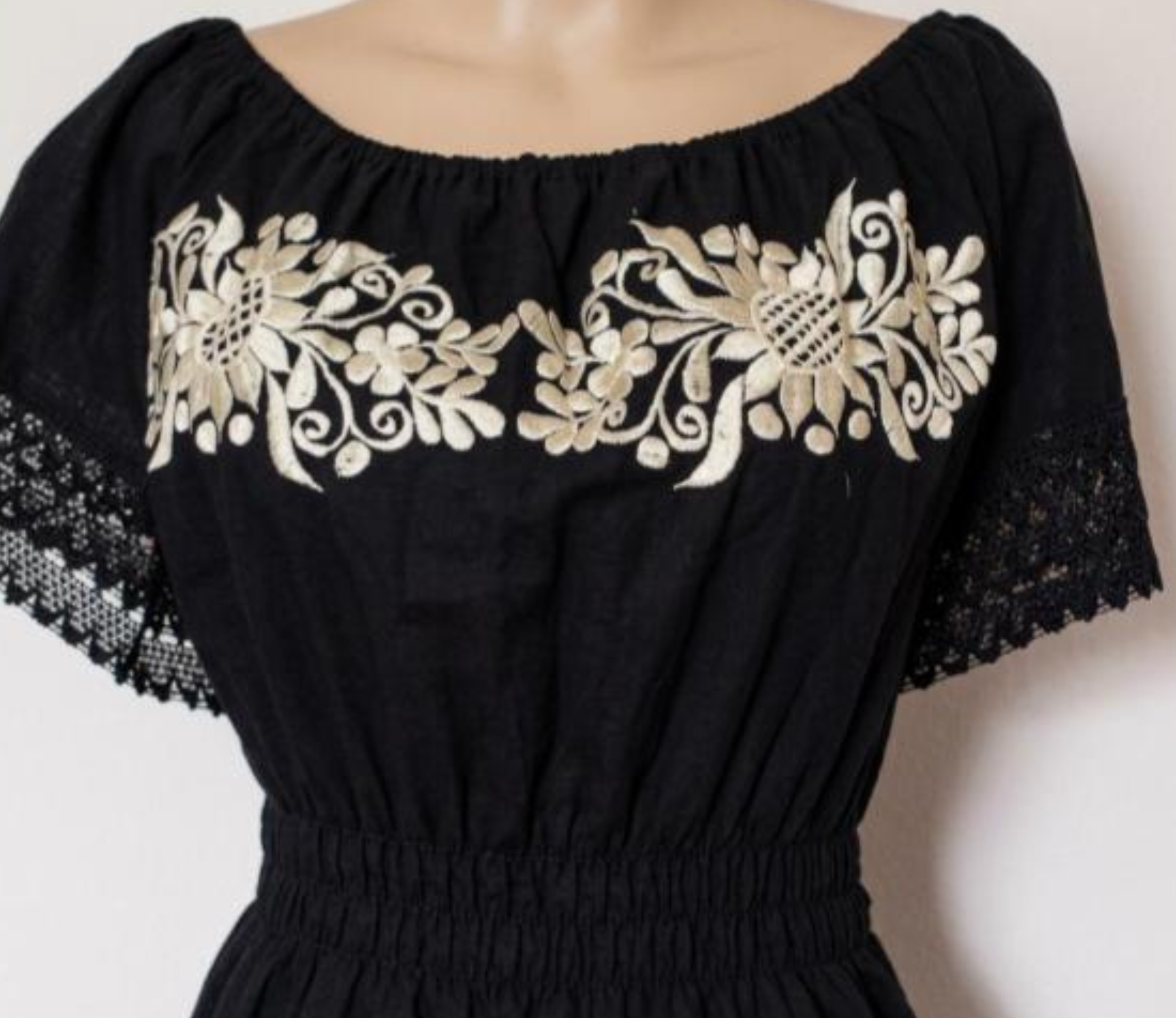 ¡Hermosas Blusas Mexicanas Bordadas a Mano!