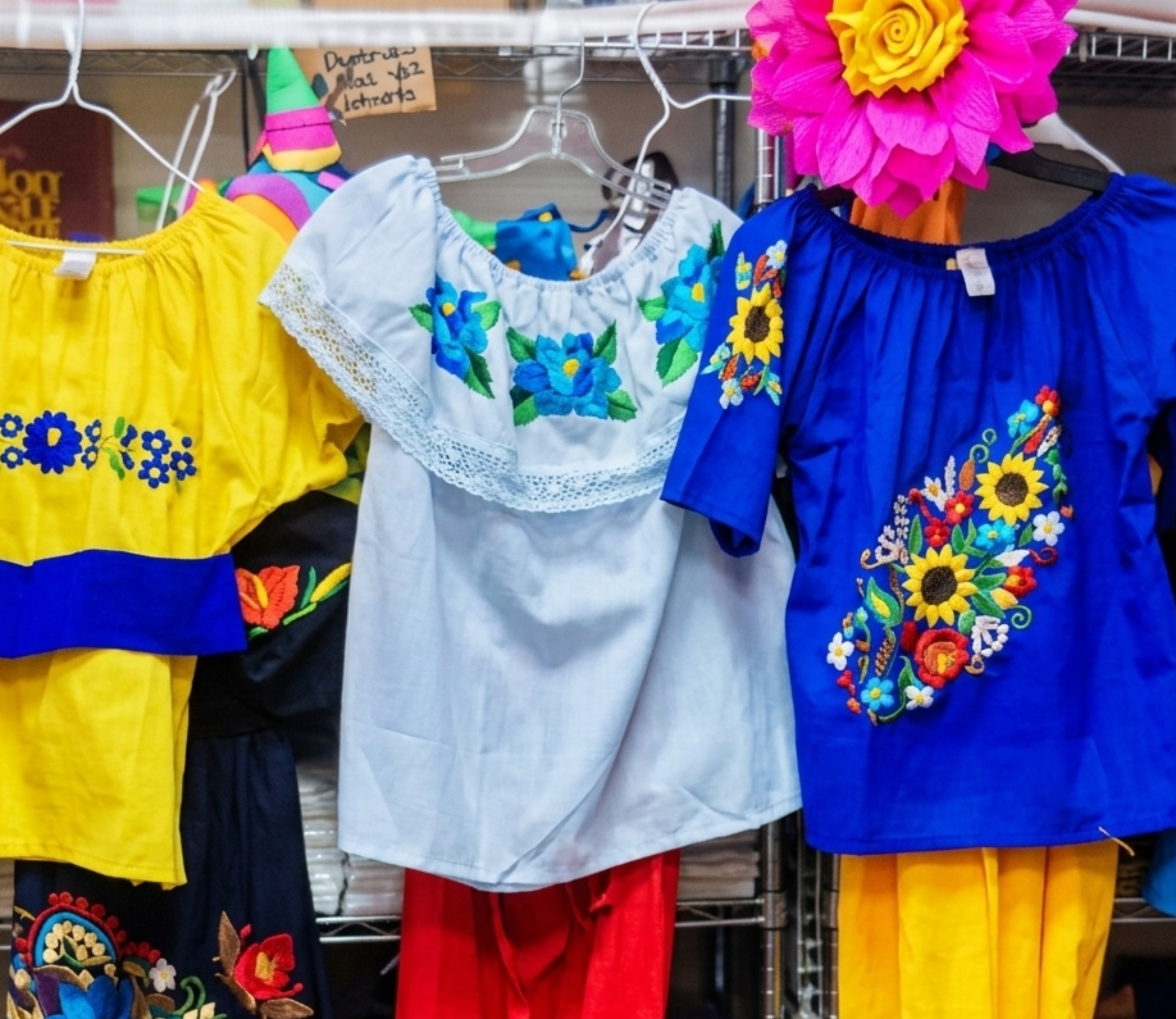 ¡Hermosas Blusas Mexicanas Bordadas a Mano!