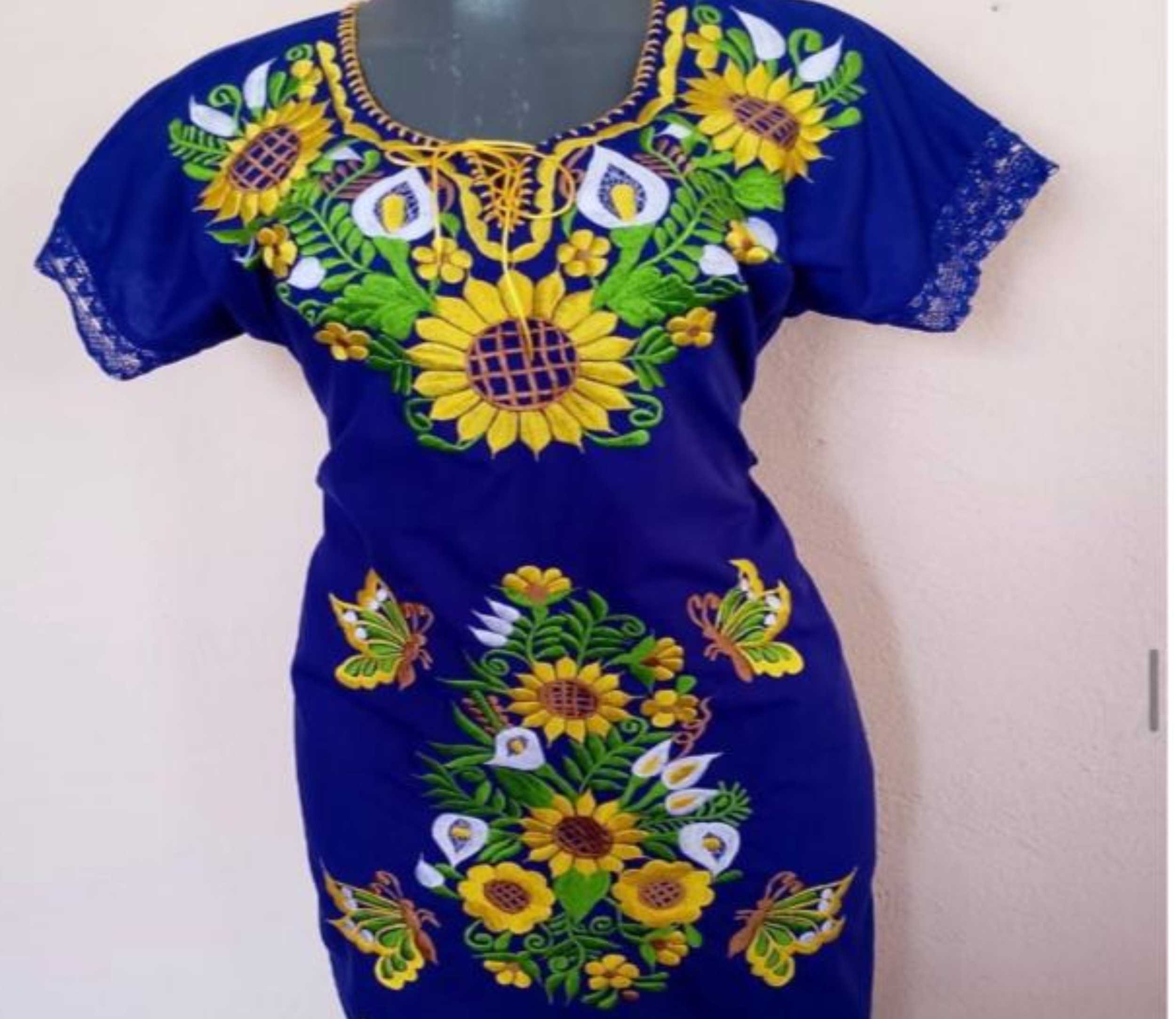 ¡Celebra el folclor, la cultura y el color de México con nuestra colección exclusiva de ropa artesanal y trajes típicos!