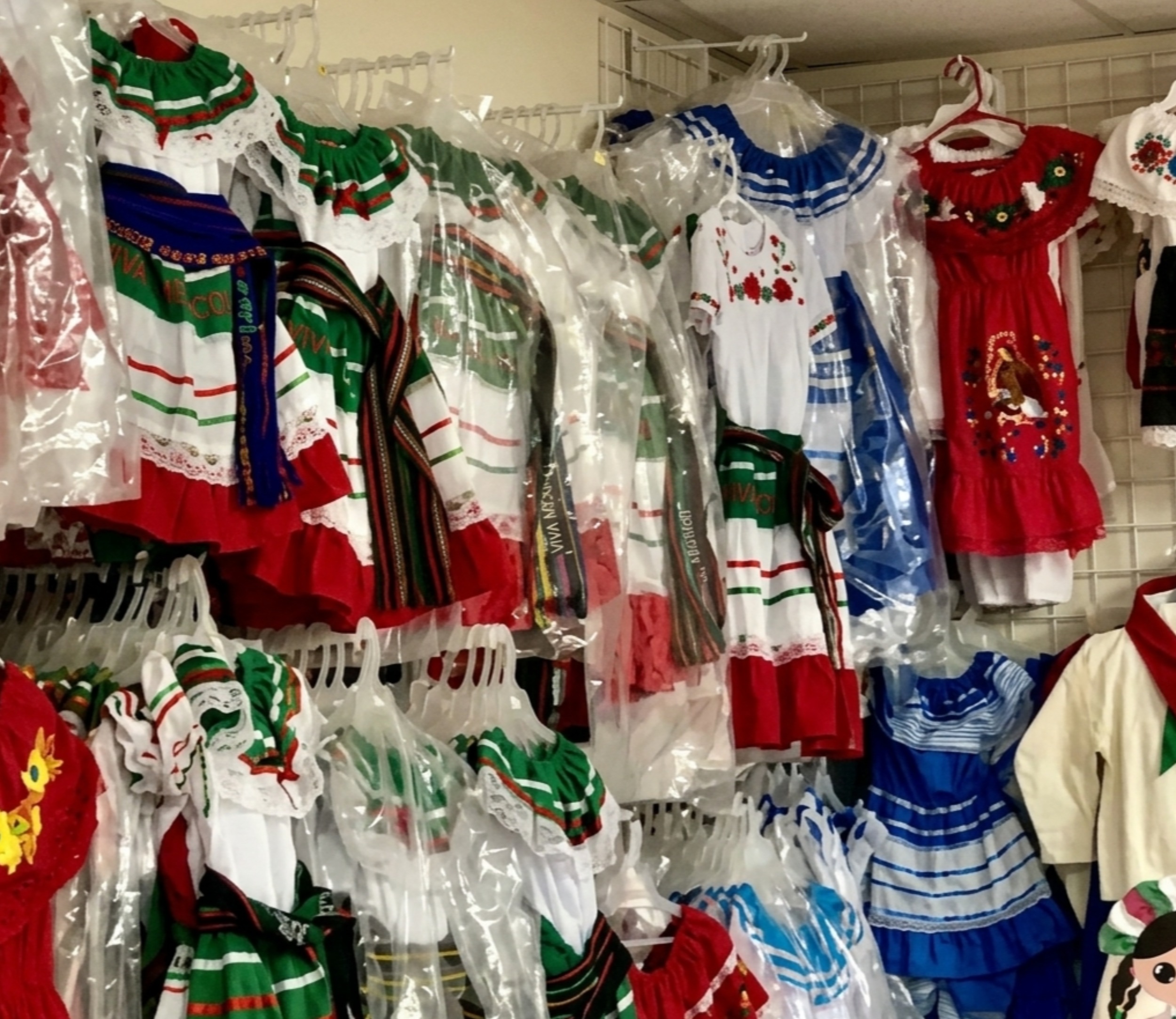 ¡Celebra el folclor, la cultura y el color de México con nuestra colección exclusiva de ropa artesanal y trajes típicos!