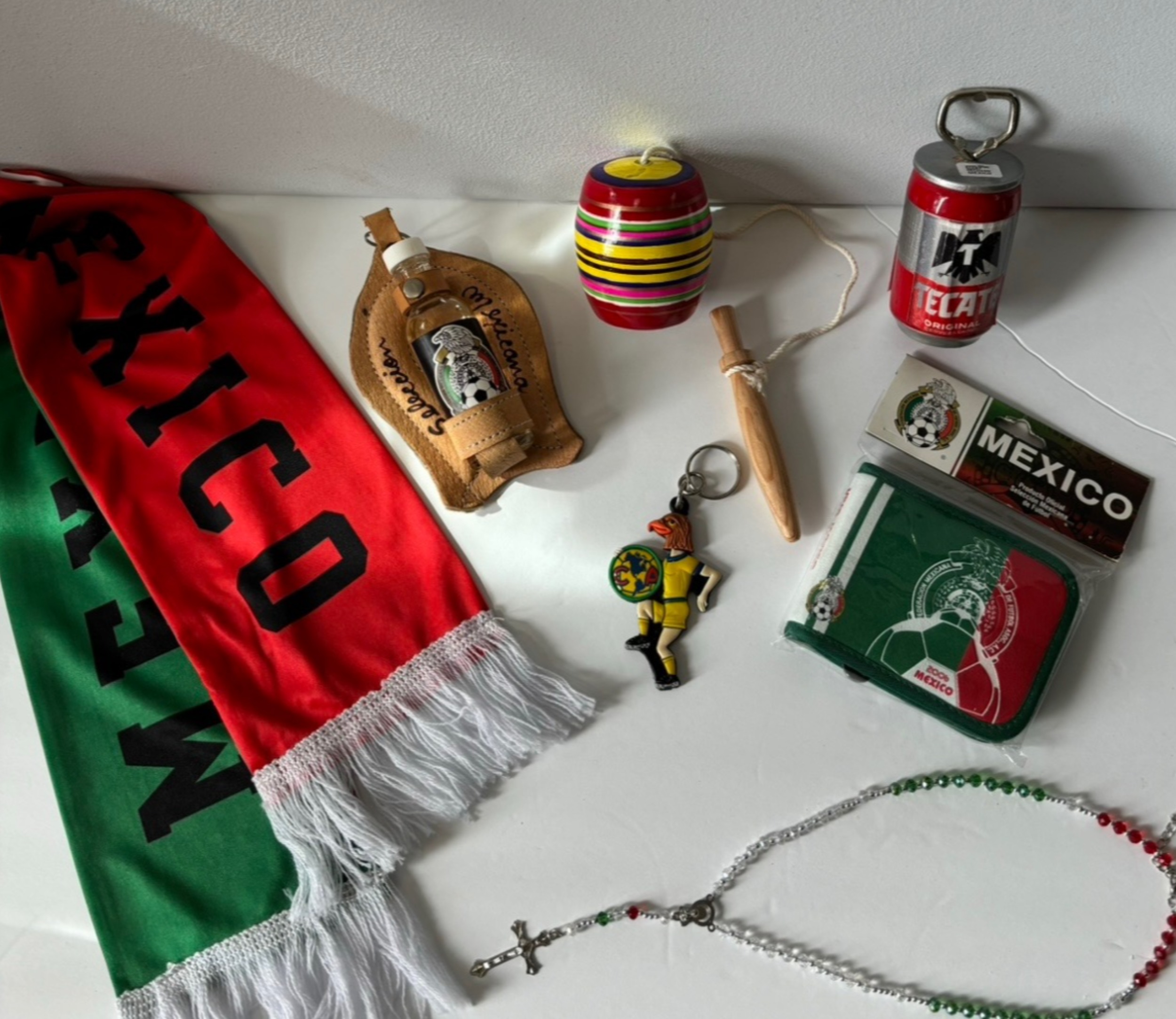 Gran Variedad de Artículos Mexicanos y de Fiesta: Artesanías, Recuerdos y Más